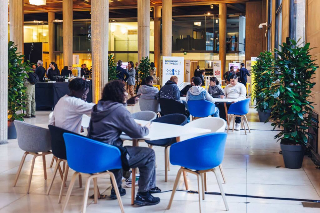 Photo d'une grande salle avec des personnes assises.